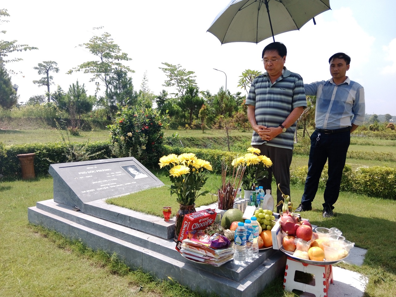 Nhạc sĩ Đinh Trung Cẩn - Tổng Giám đốc VCPMC dâng hương tưởng nhớ nhạc sĩ Phó Đức Phương